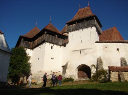 Vor der Kirchenburg von Viscri/Deutsch Weißkirch.