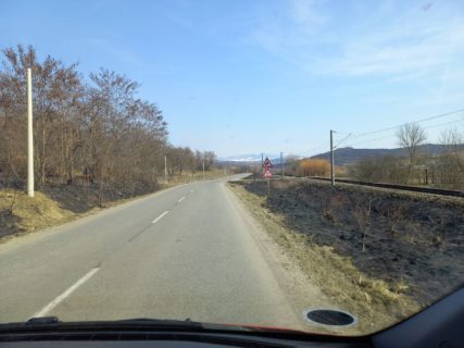 Über einsame Landstraßen in Transsilvanien geht es in Richtung der die noch verschneiten Karpaten.