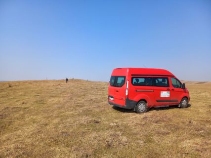 Wo es keine Straßen gibt, ist überall ein Parkplatz - Das Team bei der Prospektion eines Grabhügels in Târgu Neamţ „Islaz“.