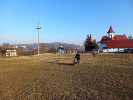 Mit dem GPR bei der Arbeit in Târgu Neamţ „La Pometea“. Leider vereitelte die tonreiche Deckschicht brauchbare Ergebnisse. Und leider wurden Kirche und Friedhof im Hintergrund in die Mitte der Cucuteni-Siedlung gesetzt…