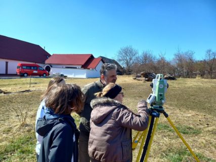 Capacity building: Das Team unterweist Dr. C. Preoteasa in der Nutzung des ersten Tachymeters des Museumskomplexes Neamţ.