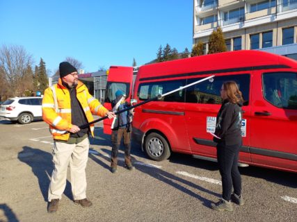 Wieder mal Improvisation! Merken: Nicht nur ein Mikrofon kaufen. Ein Mikrofonhalter wäre auch ganz schön gewesen. Zumindest schöner als die GPS-Stange…