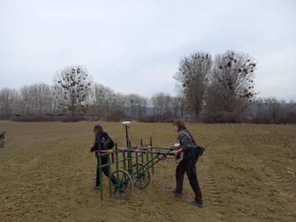 Gadinţi: Tristes Wetter bei der Prospektion eines mittelalterlichen Heerlagers.