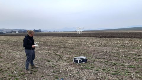 Start, sobald der Wind nachlässt! F. Wanka MA fliegt ein Geländemodell mit der Drohne.