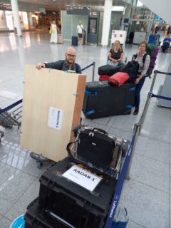 Jede Menge Extragepäck! F. Gapp MA, F. Wanka MA und S. Kadler beim Check-in.