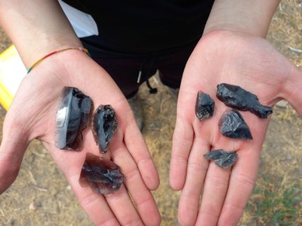 Für unser Team exotisch - für die Kollegen vor Ort Alltag: Zahlreiche Obsidianartefakte als Oberflächenfunde.