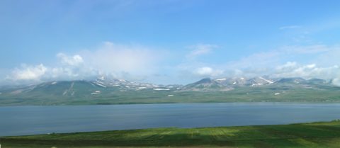 Auf dem Weg nach Achalziche: Der über 2000m hoch gelegene Paravani-See. Im Hintergrund: Die Samsari-Berge (>3000m).