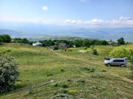 Hoch über dem Talgrund läuft die Georadar-Prospektion.