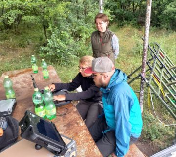 F. Wanka MA, S. Kadler und F. Gapp MA bei der Zwischenauswertung der Daten im Feld.