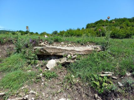 Ein durch den Straßenbau angeschnittenens Steinplattengrab der Kura-Araxes-Kultur.