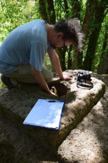 Analyse von Arbeitsspuren am Altar von San Pietrino di Rota.