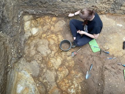 L. Stiller gräbt in der frühmittelpaläolithischen Fundschicht und legt die Oberfläche möglicher mittelpleistozäner Seesedimente frei (Racibórz-Studzienna).