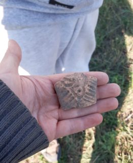 Schöne Funde 1: Brustfragment einere Statuette mit Kleidung und Halsschmuck.