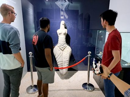 Welche ist schöner? M. Trodler, R. Yoganantham und F. Franzke betrachten die Nachbildung einer Cucuteni-Statuette im Bucovina-Museum Suceava. A. Dittes vergleicht sie währenddessen mit der Venus von Draguşeni aus unserer Virtuellen Sammlung.