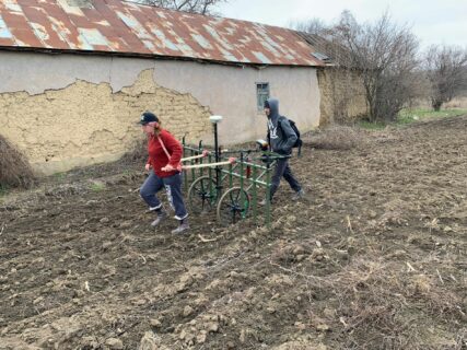 Es wird kleinteilig: L. Murmann und Ionut pospektieren zwischen den Häusern von Slava Rusa