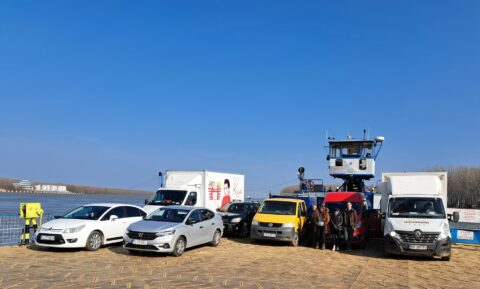 Auf der Fahrt 3: Das Team auf der Donaufähre bei Brăila.