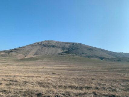 Auf der Fahrt 2: Klippen und Hügel im Dobrudscha-Hochland.