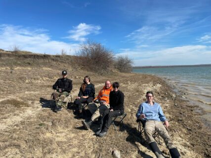 Nicht die Karibik, aber schön ist es hier auch: Das Team am Strand des Lacul Stânca-Costeşti. v.l.: M. Gruber, L. Murmann, Dr. C. Mischka, N. Nittel, M. Trodler BA.