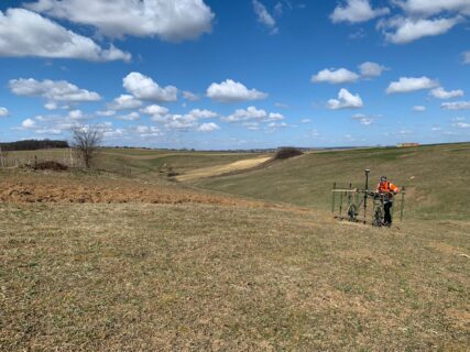 Mensch: Klein. Himmel: Groß. Das Tal ist übrigens ein ehemaliges, durch Erosion vergrößertes Cucuteni-Grabenwerk.