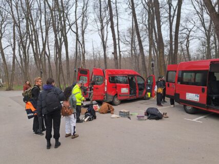 Das volle Team macht sich bereit zur Fahrt zum Fundplatz.