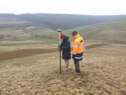 M. Gruber weist L. Güc in das Auspflocken mit dem DGPS ein.