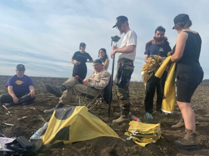 Das sieht nur nach Pause aus. Tatsächlich bereitet das Team gerade das Auslegen der Luftbildpasspunkte vor.