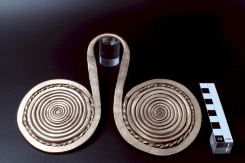 Die eigens für die Ausstellung angefertigte Replik der berühmten Brillenspirale von der Cadolzburg (© UFG FAU).