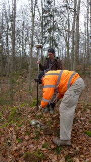 Einmessen eines ersten Kontrollpunkts: Dazu muss auf dem Waldboden etwas Unbewegtes gefunden werden. C. Mischka und M. Trodler sind fündig geworden.