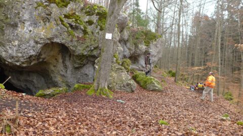 Einmessen eines weiteren Kontrollpunkts: Schwierig so nah an der Felswand den richtigen Punkt zu finden. Einer arbeitet (M. Trodler) der andere gibt hilfreiche Bemerkungen (C. Mischka).