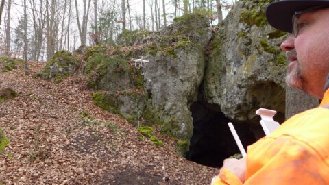 Überfliegung mit der Drohne: Obacht! Nicht dass die Drohne in der Höhle verschwindet. C. Mischka hat alles im Griff!