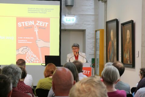 Prof. D. Mischka führt die Besucher der Eröffnungsfeier in die Thematik prähistorischer Textilien ein.