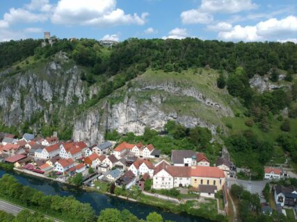 Essing von der Drohne aus gesehen - in der Bildmitte: Die Felswand mit der Sesselfelsgrotte. Gut sichtbar: Das Stahlgerüst über dem Schutzbau.