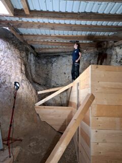 Dieser Raum war mal voller Sediment! A. Dittes BA auf der Einhausung des Zeugenblocks, des letzten Relikts der Höhlenfüllung.