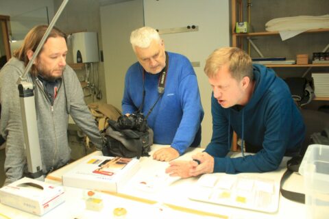 Dr. L. Hansen, Prof. Dr. M. Chytracek und Dr. M. Golec discussing the amber objects from the Heuneburg and Bettelbühl