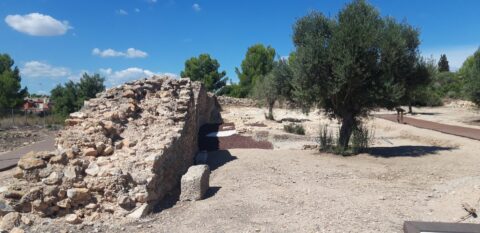 Die Reste der Stadtmauer im Süden von València la Vella.