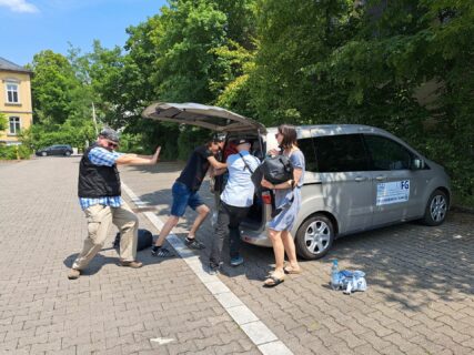 Die erste Herausforderung: Mensch und Material muss in EIN Auto...