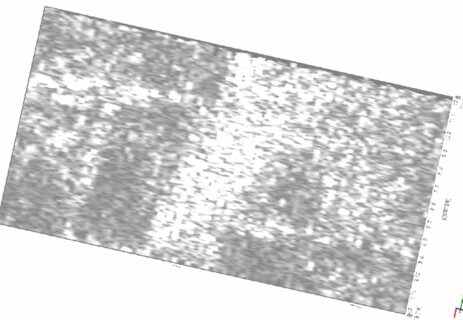 Nur ein kleiner Ausschnitt des Ergebnisses: Die breite Anomalie eines Strassenkörpers überdeckt die schmalen, rechtwinkligen Anomalien eines Hausbefundes.