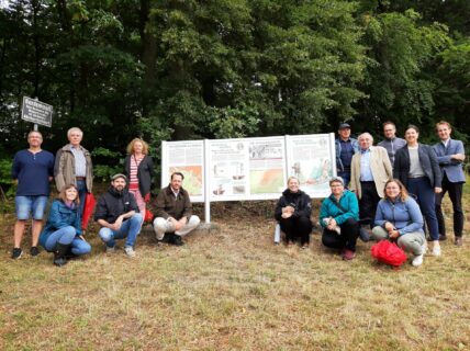 Begeisterte Besucher*innen vor den neuen Infotafeln bei der Heunischenburg