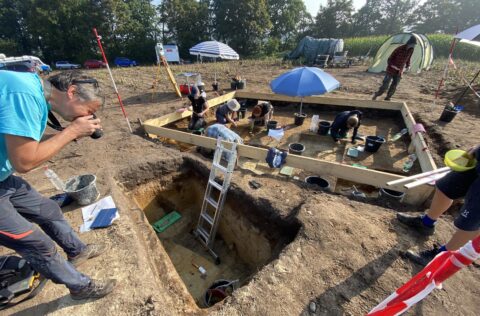 Ein Wimmelbild - hier ist richtig was los! Im Hintergrund die Schlämmstation und das Zelt, in dem die Funde aus den Siebrückständen sortiert wurden.