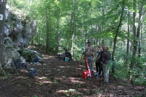 Aller Anfang ist mühselig: die Ausrüstung kann - wie in den meisten Fällen - nicht bis an den Einsatzort gefahren werden. Erstes Verschnaufen vor der Totalstation.