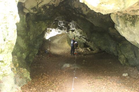 Erst auf dem Vorplatz, dann in der Höhle: das Georadar erhebt weitere hochauflösende Daten.