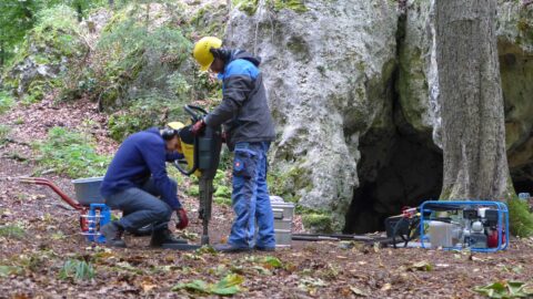 Das Gegenteil von schwerelos. Der Bohrhammer ist nötig, um Rammkernsonden in den Boden zu treiben. Prof. Martin Kehl und Uli Bange (Koblenz) bereiten die Ausrüstung vor.