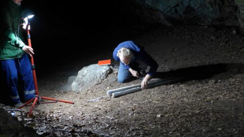 Genaue Beschreibung und Dokumentation der erbohrten Sedimente ist von zentraler Bedeutung. Dies geht bei Regen zur Not auch in der Höhle.