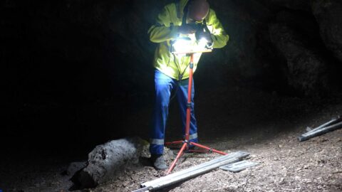 Prof. Uthmeier rundet die Dokumentation der erbohrten Sedimente mit Fotos ab.