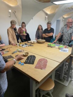 Im Raum für Archäologie im Museum Dingolfing (Foto: L. Bauer).