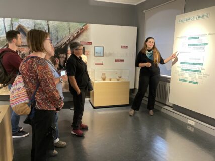 Im Raum für Archäologie im Museum Dingolfing (Foto: L. Bauer).