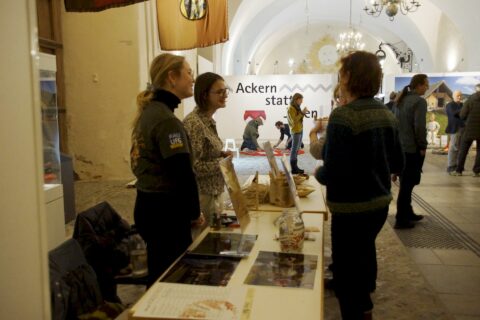 Zwei Mitgliederinnen der Vorzeitkiste am Informationsstand.