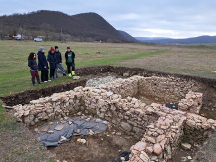 2015 haben wir hier mal Magnetik gemacht! Dr. S. Honcu (Archäologisches Institut Iaşi) erklärt den Studierenden der UFG-FAU die von ihm ausgegrabenen Baubefunde in der spätantiken Stadt Slava Rusa.