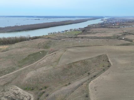 Am Rand des Imperiums: Das Plateau von mit Kastell und Vicus Salsovia. Im Hintergrund: Mahmudia und das Donaudelta.