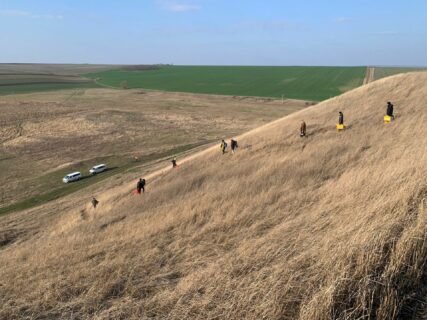 Da ist Klettern angesagt! Kein Auto darf auf das schon bestellte Feld in Văculeşti „La Odaie“.